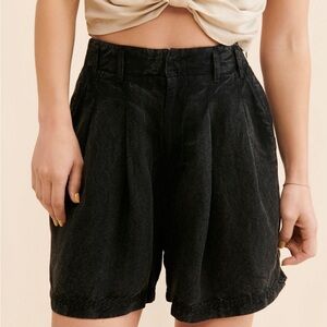 FREE PEOPLE Calla
Linen Trouser Shorts / Black
Free People
Size: 6